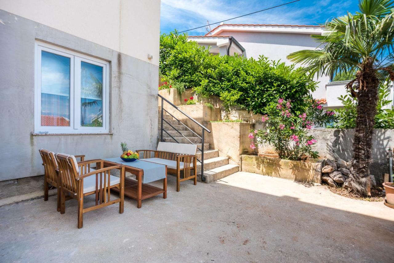 Apartments Dora Vantacici Exterior photo