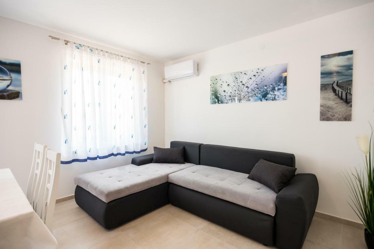 Apartments Dora Vantacici Exterior photo